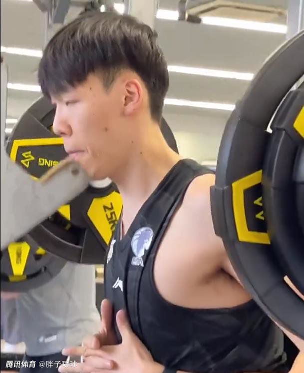 苏知鱼脱口道：那你以为，你杀了我就不会有人追杀你了吗？我告诉你，如果你杀了我，我的家族一定会不惜一切代价追杀你的。